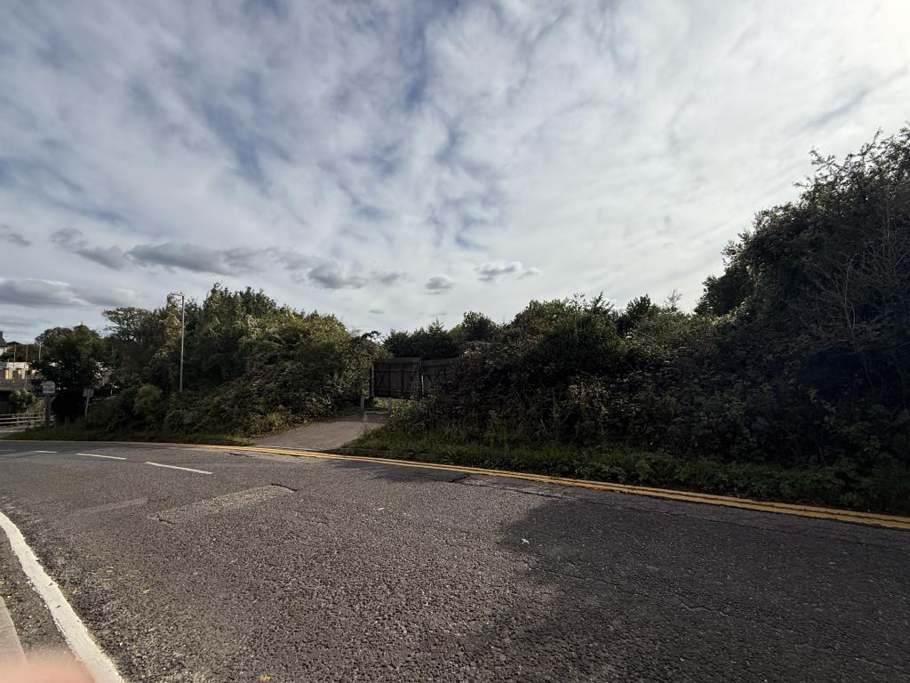 Lot: 20 - VALUABLE FREEHOLD RESIDENTIAL SITE FOR THREE NEW HOMES - View Entrance to Site with Planning for Three Detached Houses